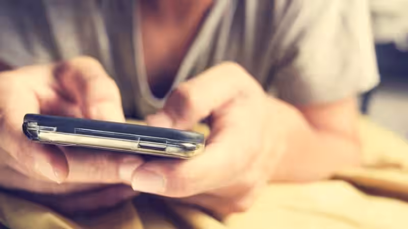 que-significa-sonar-con-revisar-el-celular-de-tu-pareja
